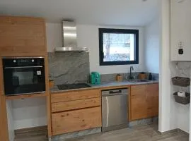 Studio indépendant niché au milieu des bois