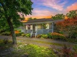 Blue Badger Cottage -Wifi, Fire Pit, Fireplace, Screen Porch, Game Room, King Bed, Grill
