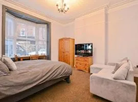 Studio Flat in Central Darlington, Free Parking