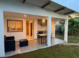 Logement avec jardin en bord de piscine