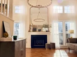 Chateau Lumière Modern Townhome 15 Mins to IAD