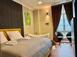 Luxus-Loft Oldenburg mit Sauna, freistehende Badewanne, Balkon, Stellplatz