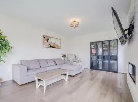 Five Bedroom Whole Home with Parking near Newmarket