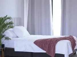 Modern and cozy apartment with a queen size bed