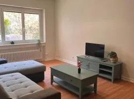 Modern 2 Bedroom Apartment, 4 People, Tram 2 min