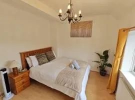 Galtres House -Spacious Home with Garden & Parking