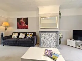 Galtres House -Spacious Home with Garden & Parking
