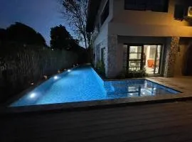 Two bedroom apt with pool, walking distance to the beach