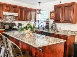 Hilltop Villa, pool &Spa, 50 acres, near airport