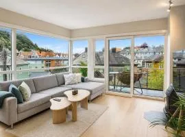 SV23C - 2BR Modern Apartment with Garage & EV Charger