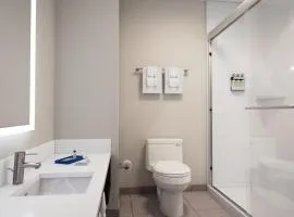Holiday Inn Express & Suites Overland Park South by IHG