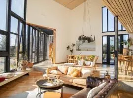 Magnificent house in a condominium with access to the lake!