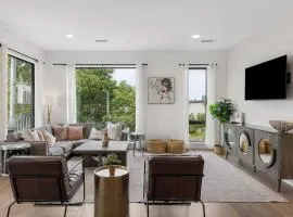 Luxury on the River 4 Beds 2.5 Bath, Walk to Downtown