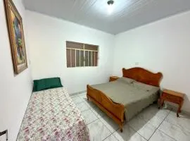 Casa central, com 2 quartos e até 2 carros