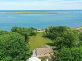 Waterfront Oasis with Game Room Newly Renovated, hotelli kohteessa Orleans