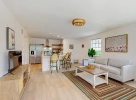 Freshly Remodeled Island Suite w Pool & Pet Friendly