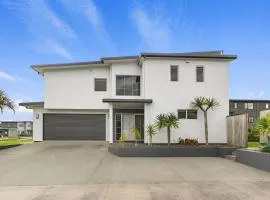 Seaside Escape - Ruakaka Holiday Home