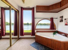 세인트조지프에 위치한 호텔 Riverfront 2 bdrm Jacuzzi Cabin with Sunset Balcony