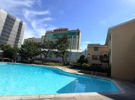 At the Beach Gate Beautiful one bedroom with Pool