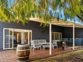 Pepper Cottage - Easy Beachside Living Close to Town