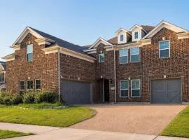 Aubrey 5BR Group Stay - Yard Garage & Fireplace