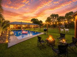 Luxe Farmhouse Retreat with Solar Heated Pool and BBQ, hotel a Lara