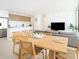 Modern 3BR Apt with Sea Views, Pool & 2 Car Park!
