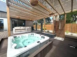 Popular Getaway - Luxury Villa with Pool