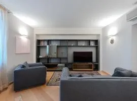 239sqm in Centro near Duomo with Garage and 12 Seats