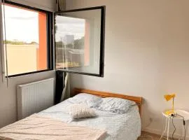 Chambre privée à l'étage dans un duplex calme à Chantenay
