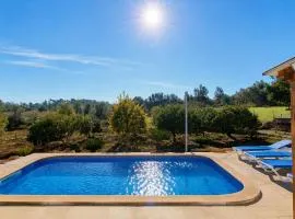 Finca con piscina rodeada de naturaleza