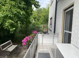 Apartment in Gelb, mit Balkon, Kamin, 50 Schritte zu Radweg, ideal for Long Stay, 4 Singles in Single Rooms