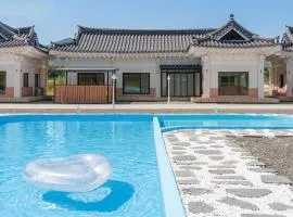 Gyeongju Poseokjeong Hanok Pool Villa