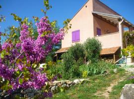 Le gite de Cristal proche Bugarach, Hotel in Granès