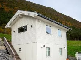 Coastal house on Godøya, boat, electric bikes and views included