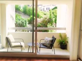 A 200 m du centre historique, profitez d'un T2 spacieux avec balcon et parking privé