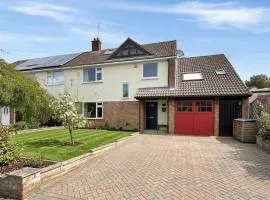 Spacious family retreat - walk to Addenbrookes