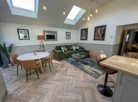 Stylish New-Build 2-Bed House Near Science Parks