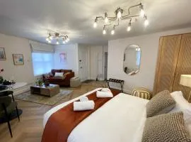 Great Location! - Large Luxury Studio By River