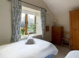 Cute Farm Cottage in quaint, peaceful village