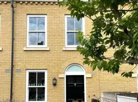 Stunning & Stylish Peaceful House near Station