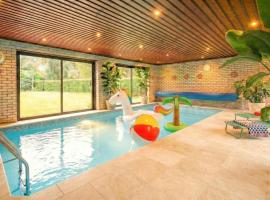 Ultimate City Home with Private Pool & Cinema Room, хотел в Кеймбридж