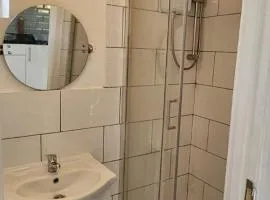 Birdsong Studio & Quiet Garden Flat with Ensuite