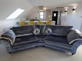 Luxury 2-Bed Retreat with Private Bar & Hot Tub