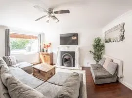 4-Bedroom Home Sleeps 10 Parking Garden - Pass the Keys