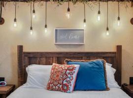 The Rustic Suite with Hot Tub Romantic Getaway on Main Street, hotell sihtkohas Berlin