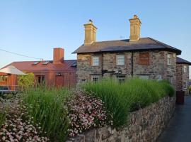 Ty'n Llan- tafarn gymunedol- community pub, hotel v mestu Llandwrog