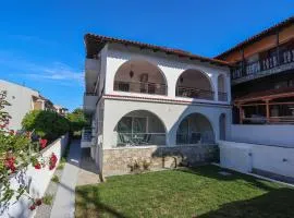 Kyklos Apartment Elegant Stay by the Sea