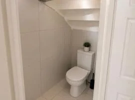 Modern Home - 15 Mins to City centre