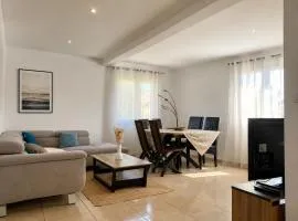 Haut de Villa climatisé, 3 chambres, espace extérieur, proche Montpellier et plages